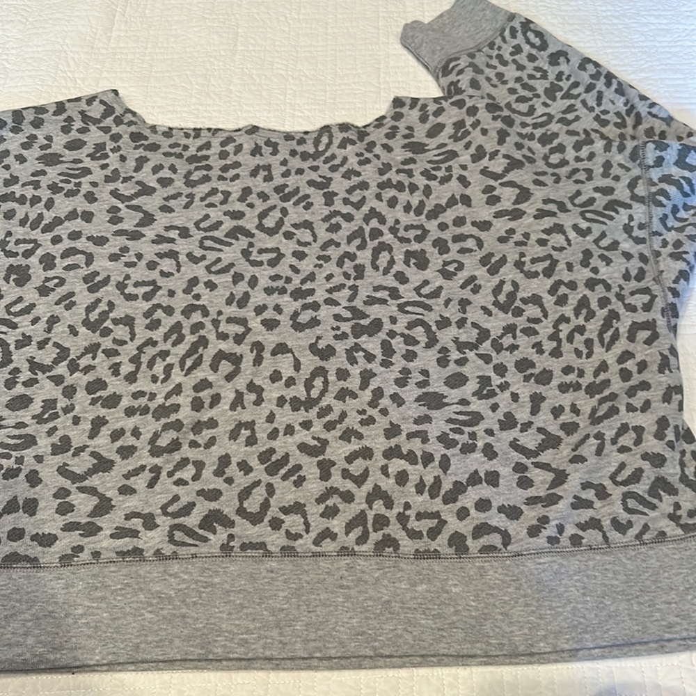 NWOT AERIE oversized cropped leopard grey sweatshirt size large - Picture 6 of 8